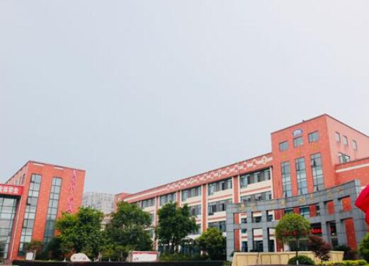什邡雍城中學