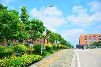 初中就讀貴陽市行建中學如何