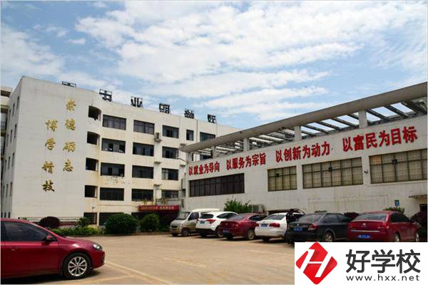 湖南有沒有招收復(fù)讀生的中專學(xué)校？有哪些招生專業(yè)？