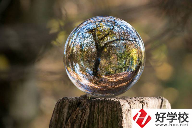 郴州中職學(xué)校排名前三的，學(xué)校環(huán)境都不錯(cuò)！
