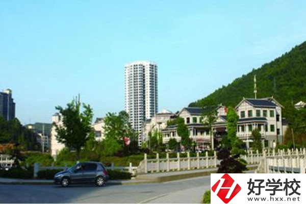 湘西自治州技工學(xué)校的位置在哪里？校園環(huán)境怎么樣？