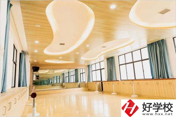 衡陽市湘鵬中等職業(yè)技術(shù)學校舞蹈室