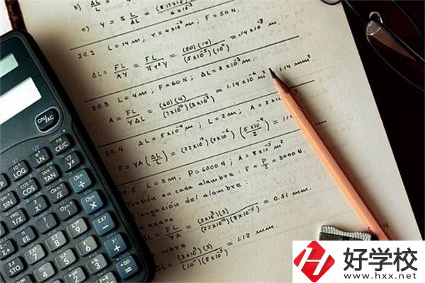 在湖南選職校要不要看招生簡(jiǎn)章？有什么內(nèi)容？
