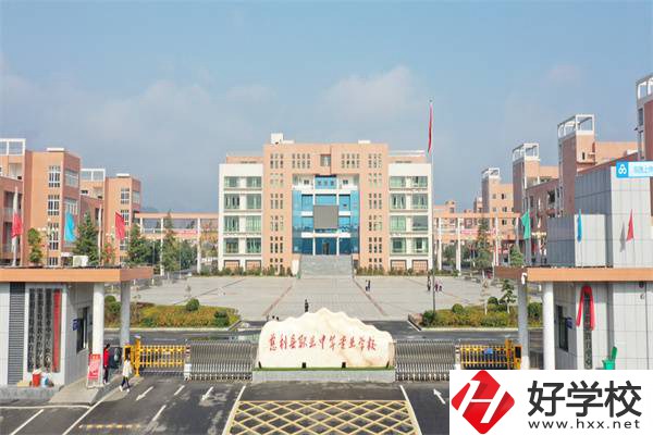 想在慈利學(xué)計算機(jī)類專業(yè)可以選擇哪所中專？