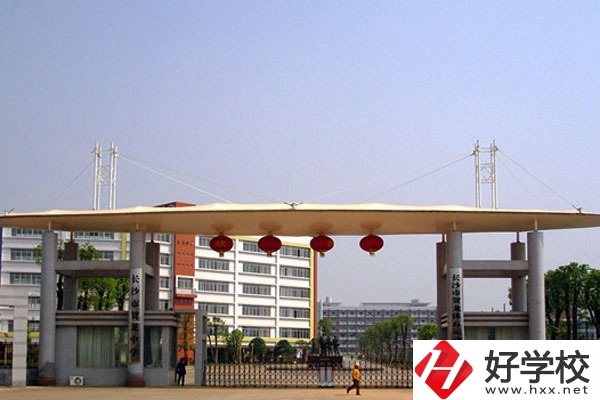 長沙市賀龍體育運動學校推薦去嗎？學校好不好？