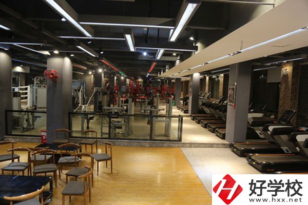 湖南懷化商業(yè)學(xué)校是中專嗎？學(xué)校環(huán)境好不好？