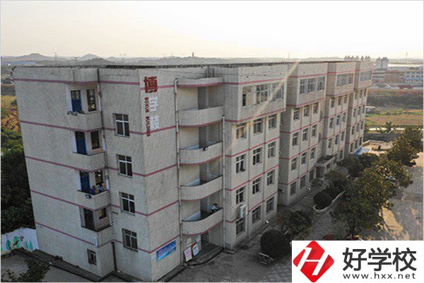 湘潭有開(kāi)設(shè)航空服務(wù)專業(yè)的中職學(xué)校嗎？學(xué)費(fèi)是多少？