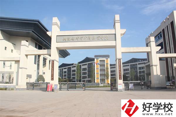 懷化市新晃縣職業(yè)中專的管理怎么樣？嚴(yán)格嗎？