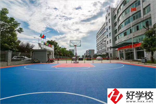 湘潭財(cái)經(jīng)職業(yè)技術(shù)學(xué)校是公辦的嗎？有什么特色？
