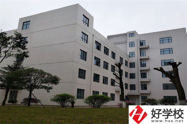 往屆生可以在湖南讀公辦中職嗎？有哪些學(xué)?？梢酝扑]？