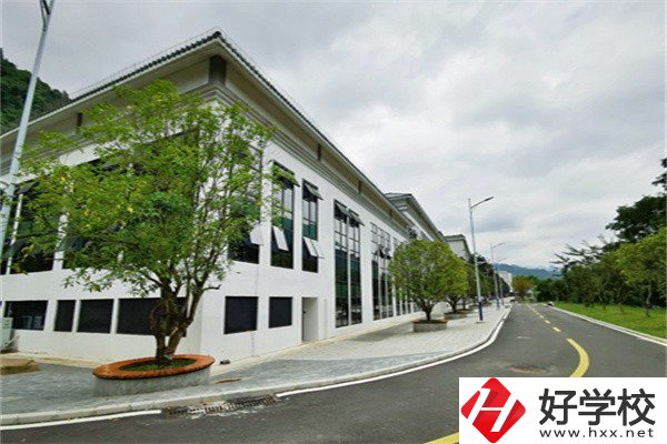 張家界公辦職高有哪幾所？一年學(xué)費(fèi)多少？