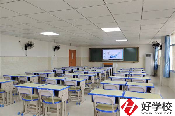 九嶷工業(yè)學(xué)校是私立的嗎？學(xué)費(fèi)要多少一年？