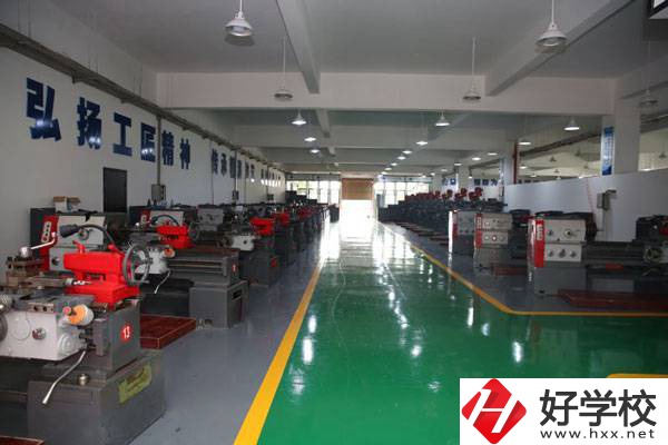 寧鄉(xiāng)市職業(yè)中專學(xué)校的特色專業(yè)有哪些？