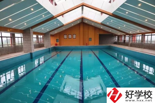 湖南懷化商業(yè)學(xué)校是中專嗎？學(xué)校環(huán)境好不好？