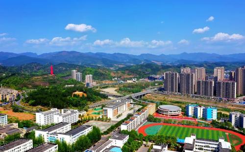 四川信息職業(yè)技術(shù)學(xué)院在哪個(gè)城市？