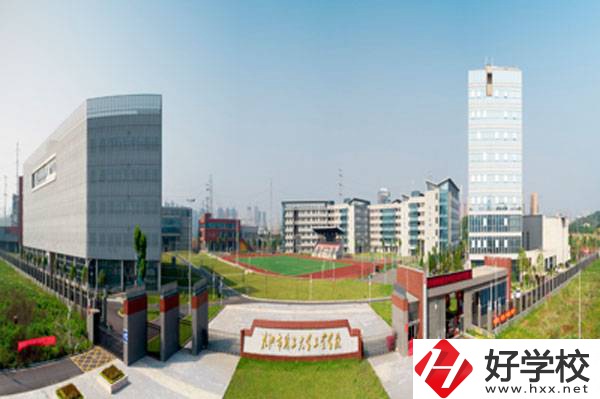 株洲市工業(yè)中等專業(yè)學校大門