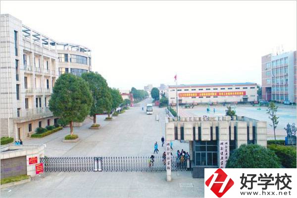 長(zhǎng)沙哪個(gè)技校可以學(xué)服裝設(shè)計(jì)與制作專(zhuān)業(yè)？