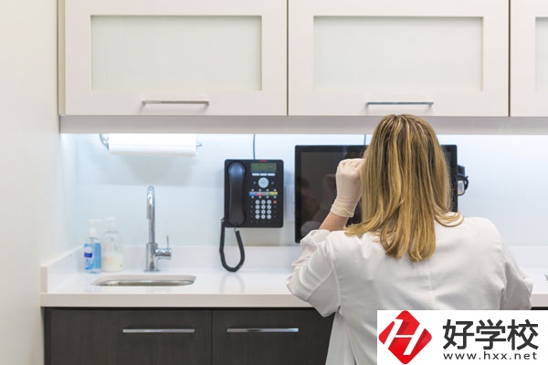 女生在衡陽讀衛(wèi)校怎么樣？有前途嗎？