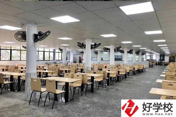 長沙市湘華中等職業(yè)學(xué)校收費標(biāo)準(zhǔn)怎么樣？