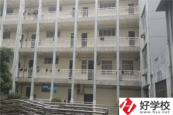 張家界有國家重點(diǎn)的中專學(xué)校嗎？學(xué)費(fèi)要多少？