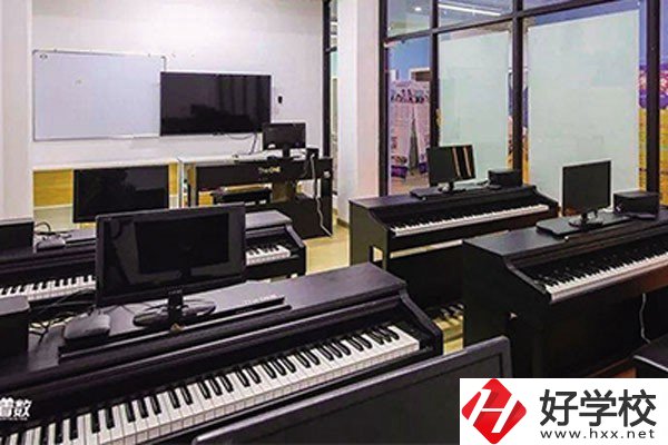 邵陽市中南理工職業(yè)技術(shù)學(xué)校鋼琴室