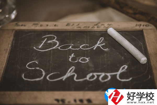 湘潭交通職業(yè)學(xué)校學(xué)費(fèi)貴不貴，宿舍怎么樣？