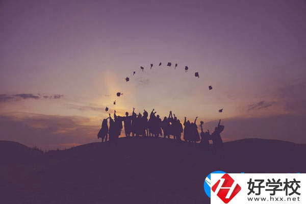 湘潭交通職業(yè)學(xué)校學(xué)費(fèi)貴不貴，宿舍怎么樣？