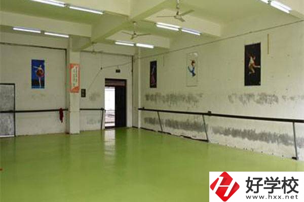 張家界旅游學(xué)校開(kāi)設(shè)了哪些熱門專業(yè)？