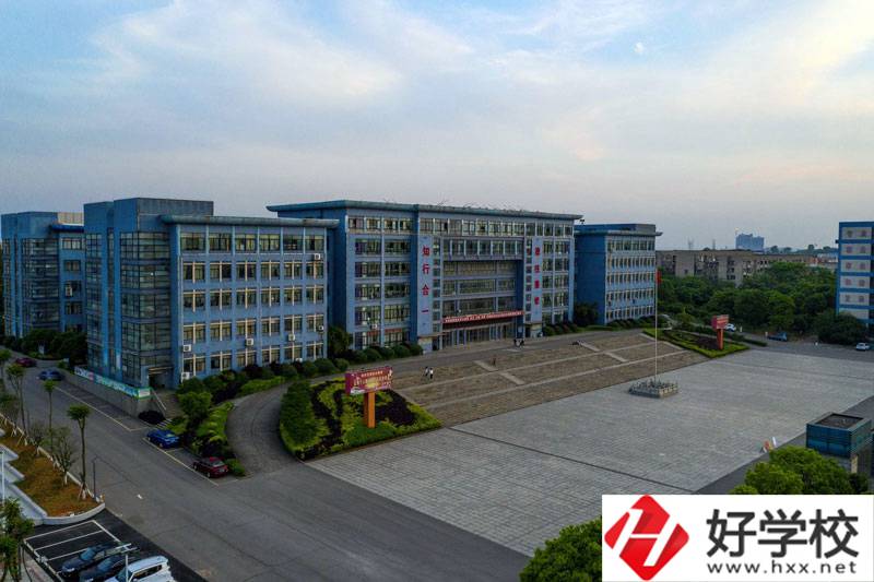 湘潭市工業(yè)貿(mào)易中專哪個(gè)專業(yè)比較好？
