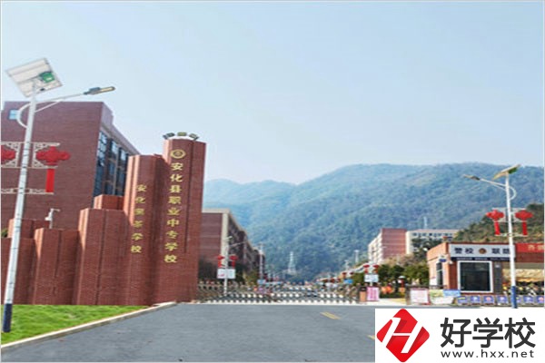 安化縣職業(yè)中專學(xué)校大門(mén)