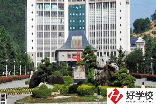 湘西州經(jīng)濟貿(mào)易學校是民辦還是公辦的？學校設(shè)施如何？