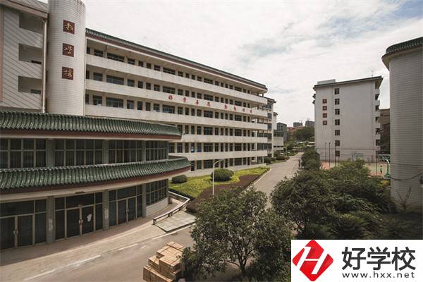 衡陽市信息網(wǎng)絡工程學校是公辦還是民辦？學費是多少？