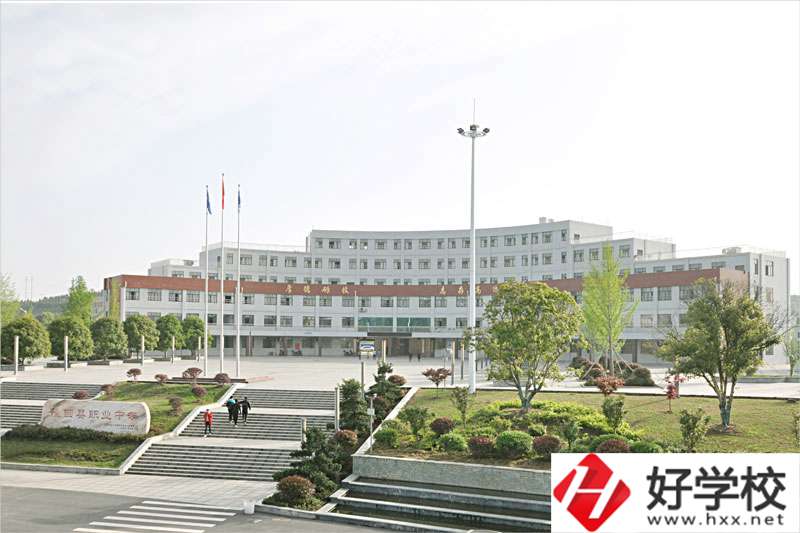 隆回縣職業(yè)中專(zhuān)學(xué)校宿舍條件怎么樣？地址在哪里？