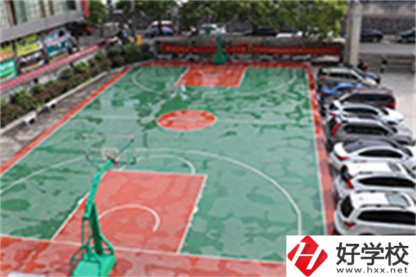 龍山縣技工學校籃球場