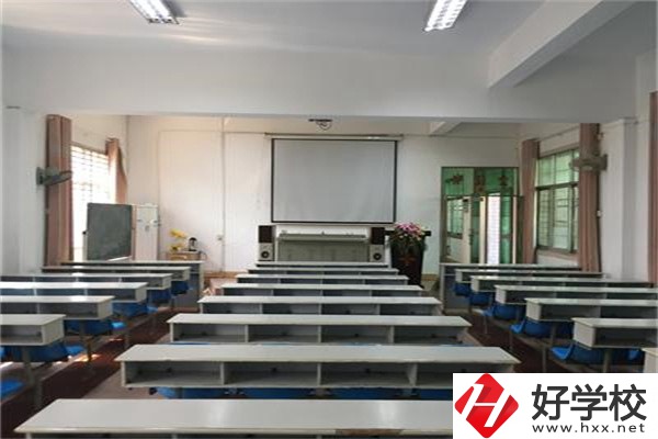 株洲市德才職業(yè)技術(shù)學(xué)校是公辦還是民辦？學(xué)費(fèi)是多少？
