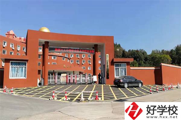 湘潭有可以學(xué)高鐵乘務(wù)的中專嗎？就業(yè)薪資高嗎？