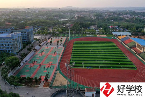 湘潭工貿(mào)中專招收往屆生嗎？