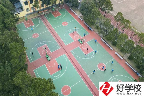 衡陽(yáng)市鐵路運(yùn)輸職業(yè)學(xué)校學(xué)費(fèi)貴嗎？有哪些特色？