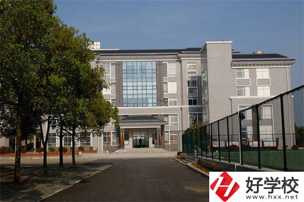 湘潭韶山職業(yè)中專學(xué)校在哪里？有高考班嗎？