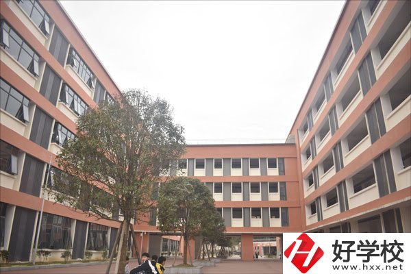 湘西龍山縣第一職業(yè)中學(xué)學(xué)校怎么樣？環(huán)境如何？