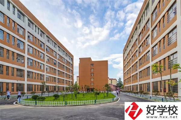 想去婁底新化楚怡工業(yè)學(xué)校該怎么走？