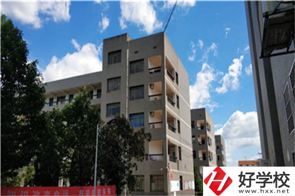 在婁底有開設(shè)航空專業(yè)的職校嗎？學(xué)航空專業(yè)有前途嗎？