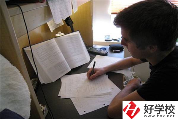 湖南分?jǐn)?shù)低選私立高中還是選職校？選職校還能統(tǒng)考嗎？