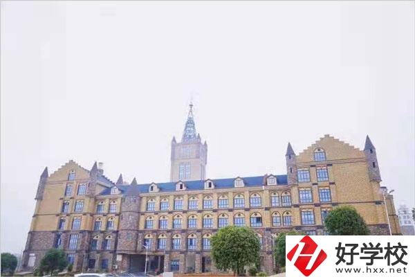 長沙市拔萃中等職業(yè)學(xué)校的特色專業(yè)有哪些？