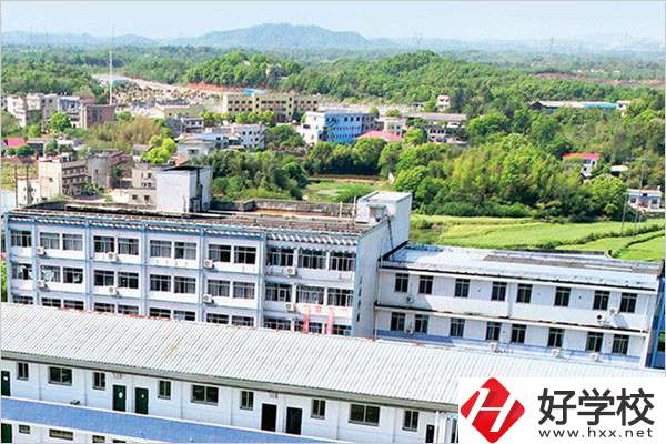 湘潭科技職校的學(xué)費(fèi)是多少？學(xué)校環(huán)境好嗎？